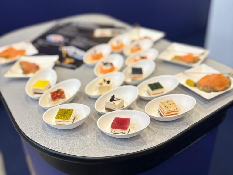 Bunte Fisch-Häppchen und Fingerfood in der Messestandtheke von Christian Goedeken.