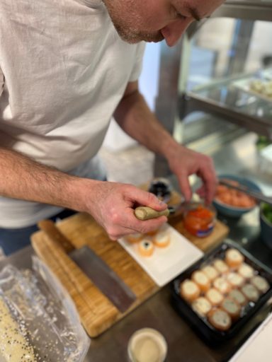 Nahaufnahme vom Anrichten eines Christian Goedeken Sushi-Produkts.