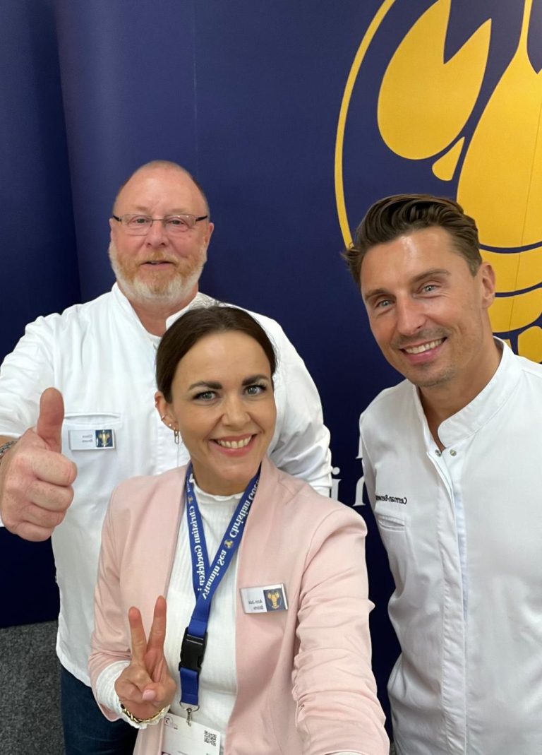 Claus Bruns, Ann-Jule Störte und Daniel Cerman vor dem Christian Goedeken Messestand in Salzburg