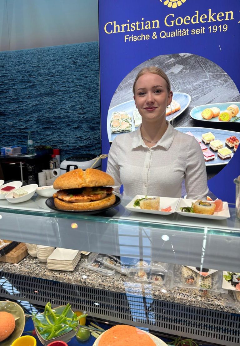 Präsentation des Smash-Burger vom Lachs auf dem Christian Goedeken Messestand bei Chefs Culinar in Düsseldorf.