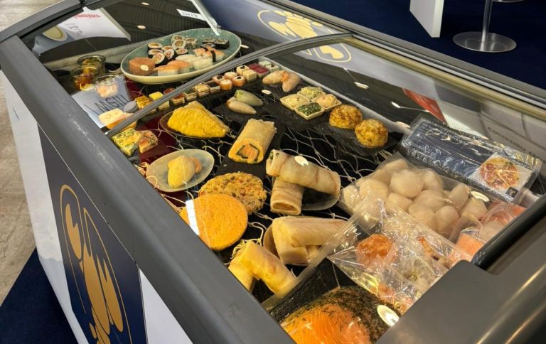 Produktpräsentation von verschiedenen Fisch- und Seafoodprodukten in einer Kühltruhe.