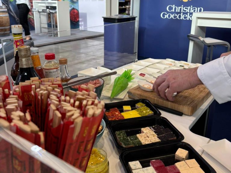 Drei Christian Goedeken Sushi-Bowls in Gläsern, jeweils mit verschiedenen Zutaten und Toppings.