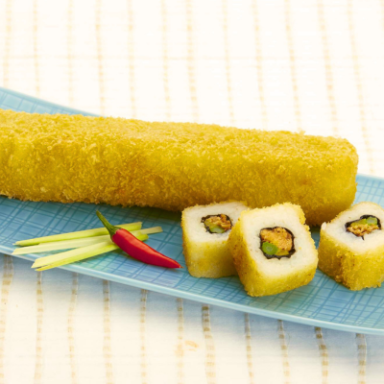 Frittierte Sushi-Rolle neben Sushi-Stückchen auf einem blauen Teller, mit Ingwer und Chili.