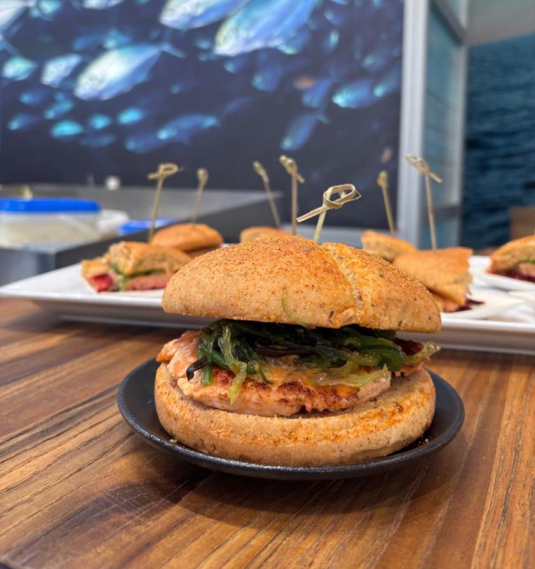 Angerichteter Smash-Burger vom Lachs im Burger Bun