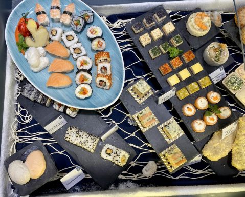 Vielseitige Produktpräsentation mit Sushi-Platte und verschiedenen Fisch- und Seafood-Produkten von Christian Goedeken.