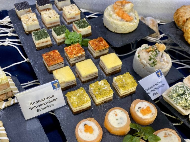 Bunte Fisch-Häppchen und Fingerfood in der Messestandtheke von Christian Goedeken.