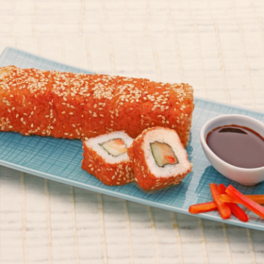 Rolle und Sushi-Stücke mit Sesam, Wasabi und Sojasauce auf einem blauen Teller.
