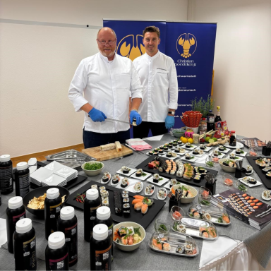 Zwei Männer beim Anrichten verschiedener Sushi-Produkte von Christian Goedeken.